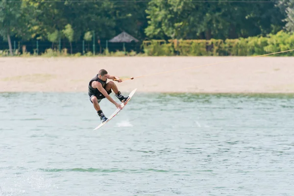 Salto maschile sul wakeboard — Foto Stock