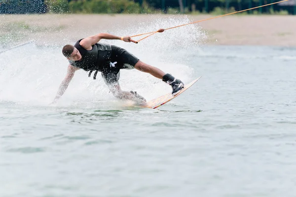 Junger Mann beim Wakeboarden — Stockfoto