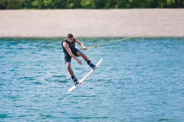 Truco de wakeboard en el aire — Foto de Stock