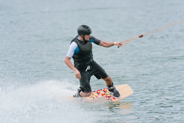 Junger Mann beim Wakeboarden — Stockfoto