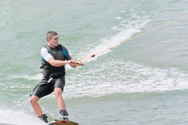 genç adam wakeboarding