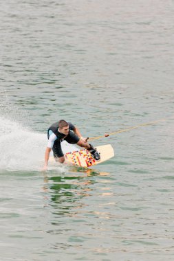 Wakeboarder, yüksek hızda