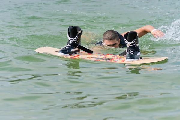 Masculino nadando al wakeboard — Foto de Stock