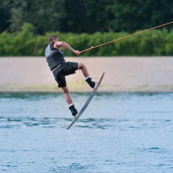 Wakeboarder esibendosi acrobazia — Foto Stock