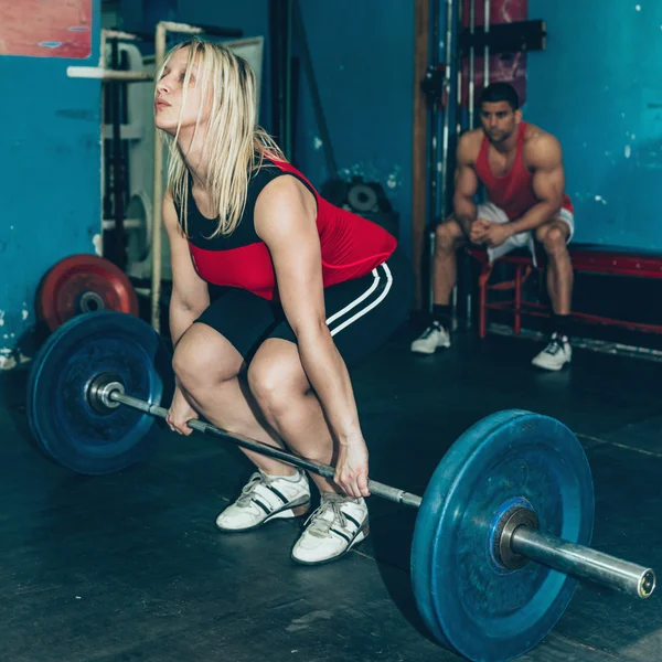 Blond Female lifting weights — Stock Photo, Image