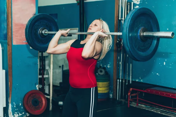 Sarışın kadın ağırlık kaldırma egzersizleri — Stok fotoğraf