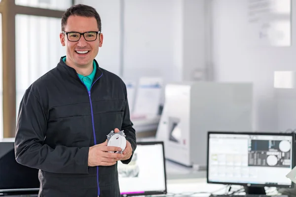 Técnico dental con prótesis dentales —  Fotos de Stock