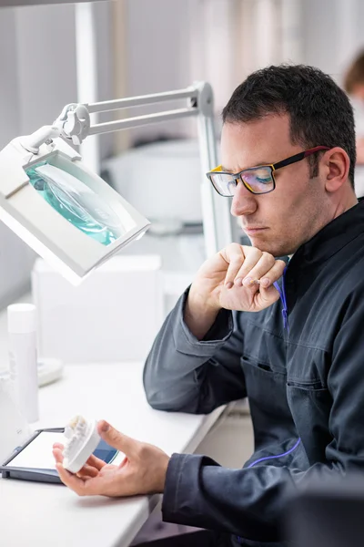 Dentista trabalhando com próteses dentárias — Fotografia de Stock