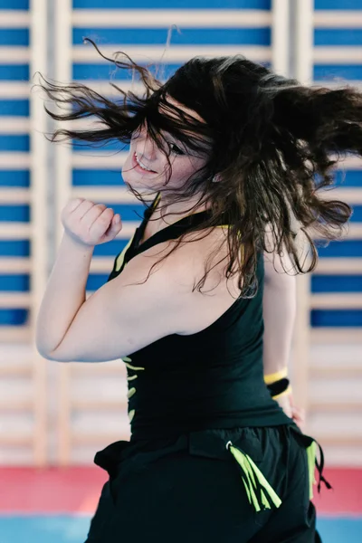 Frau übt Zumba-Tanz — Stockfoto