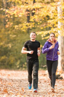 genç bir çift koşu