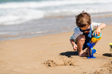 çocuk oyuncakları ile kumsalda oynarken