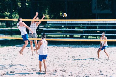 Plaj voleybolu oyuncuları eylem