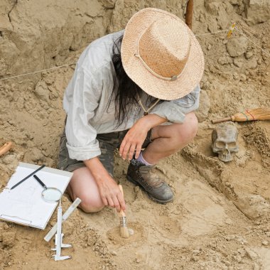 Arkeolog fırça ile iş yerinde 