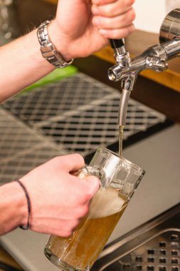 Barmen dökerek bira