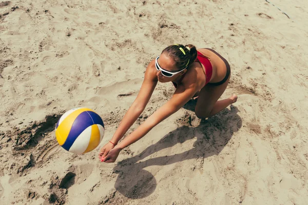 Jugadora femenina de voleibol playa — Foto de Stock