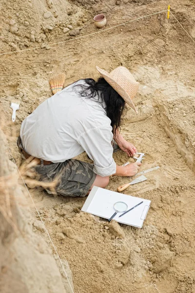 Vrouwelijke Archeaologist op site — Stockfoto