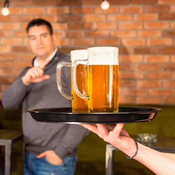 Kellner bringt Bier — Stockfoto
