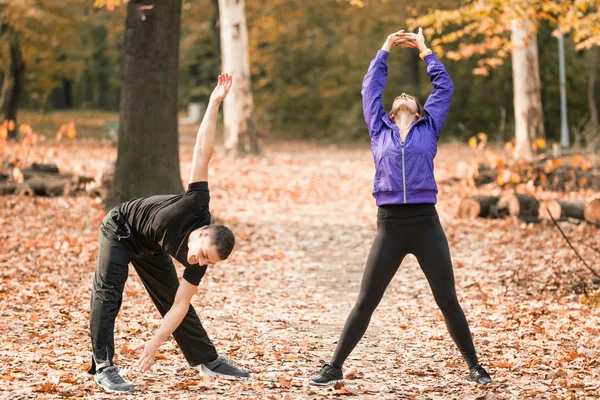Couple exercising outdoors — Stock Photo, Image