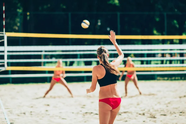 Equipo femenino jugando voleibol playa — Foto de Stock