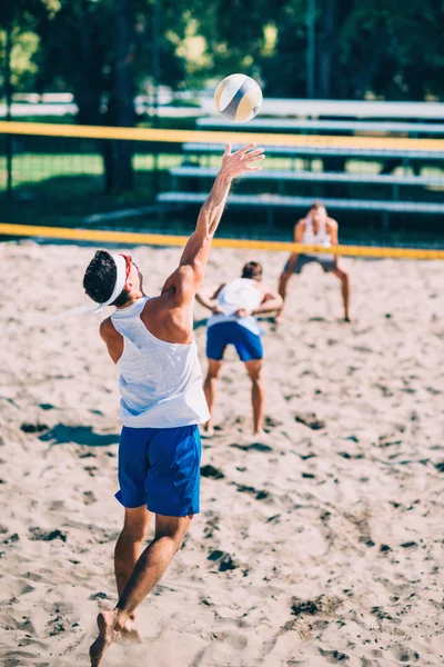 Чоловічі пляжні волейболісти — стокове фото