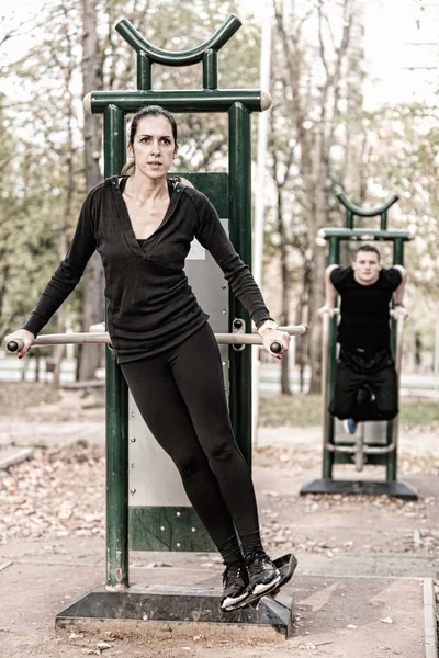 Casal exercício em público ao ar livre ginásio — Fotografia de Stock