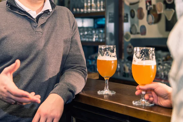 Kollegen trinken nach Feierabend Bier — Stockfoto