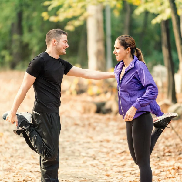 Pasangan bahagia berolahraga di taman — Stok Foto