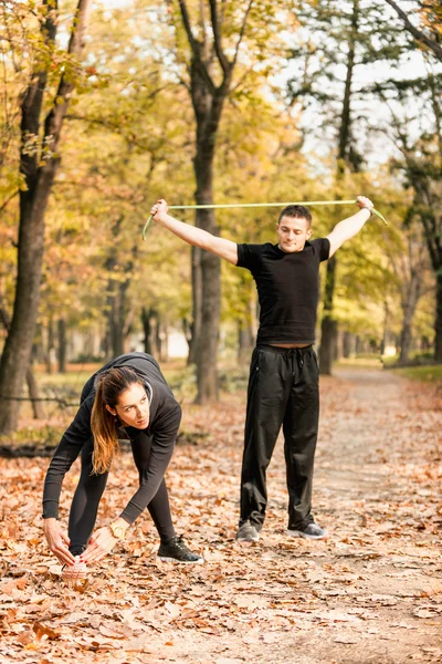 在公园锻炼身体的运动夫妇 — 图库照片