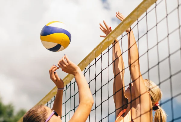 Girls playing beach volleyball — Stock Photo, Image