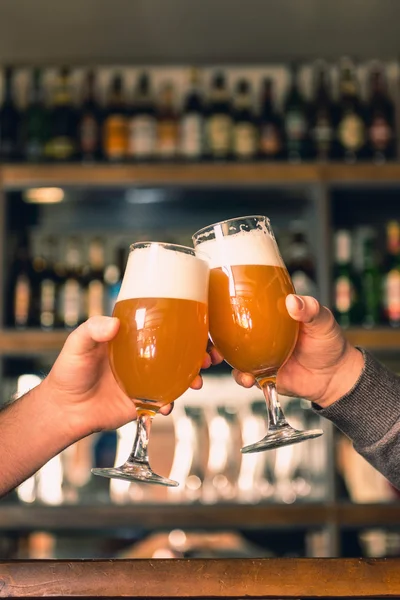 Tostare le mani con bicchieri di birra nel pub — Foto Stock