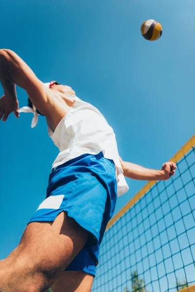 Joueur de volleyball de plage sur le net — Photo