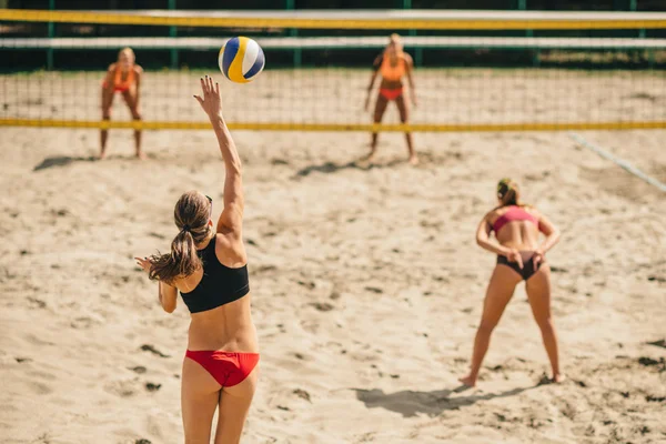 Laget spelar beachvolleyboll — Stockfoto
