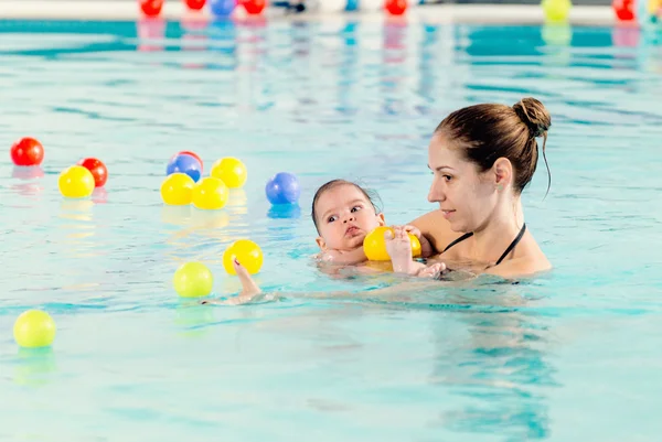 Baby boy with mother in pool — Stock Photo, Image