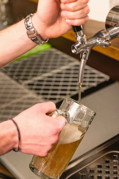 Bartender derramando cerveja — Fotografia de Stock