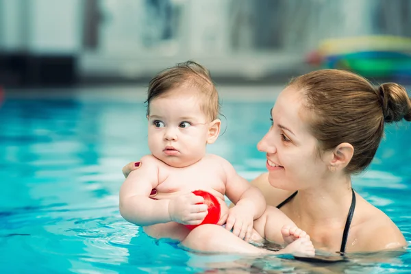 Menino com mãe na piscina — Fotografia de Stock
