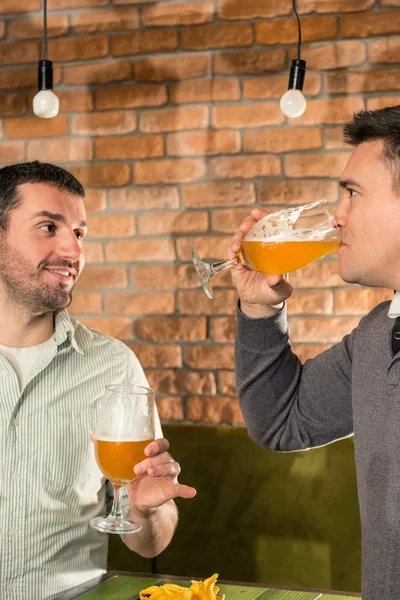 Коллеги пьют пиво после работы — стоковое фото