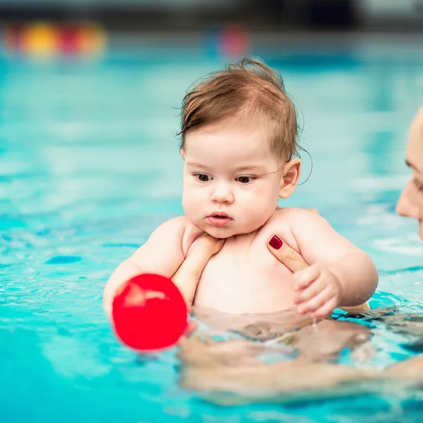 Menino na piscina — Fotografia de Stock