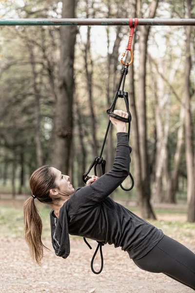 Vrouwelijke trx suspension training — Stockfoto
