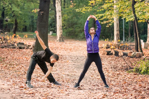 Couple exercising in park — Stock Photo, Image
