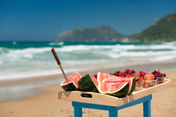 Frutas maduras de verano en la playa —  Fotos de Stock