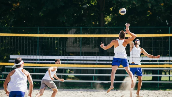 Jogadores de vôlei de praia durante o jogo — Fotografia de Stock