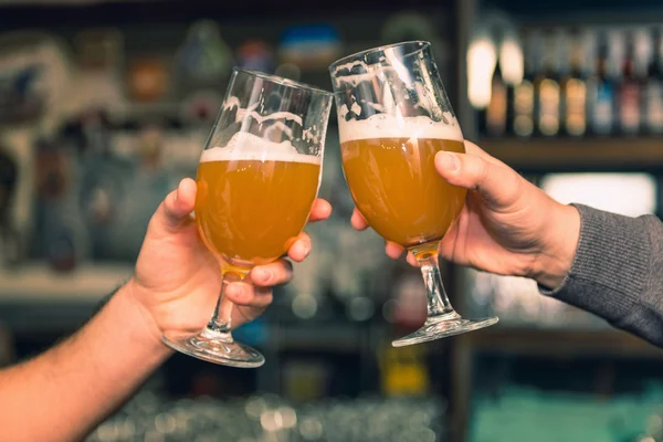 Manos masculinas con vasos de cerveza — Foto de Stock