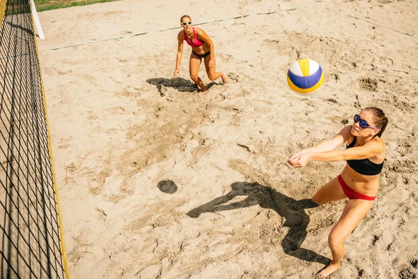 Flickor spelar beachvolleyboll — Stockfoto