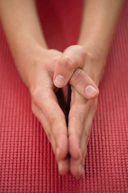 Ardha Kurmasana yoga duruş