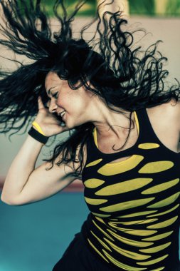 kadın kendinden geçmiş Zumba dans poz
