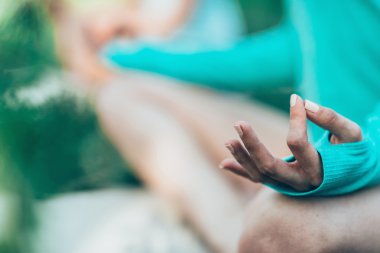  Lotus pozisyonu Gyan Mudra ile