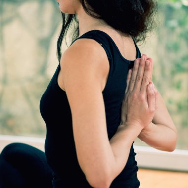 kadın Yoga ters dua konum
