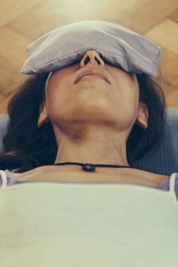 Yoga Savasana'dan pozisyonda kadın