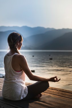 Genç kadın meditasyon yapıyor.