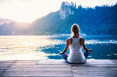 Genç kadın meditasyon yapıyor.